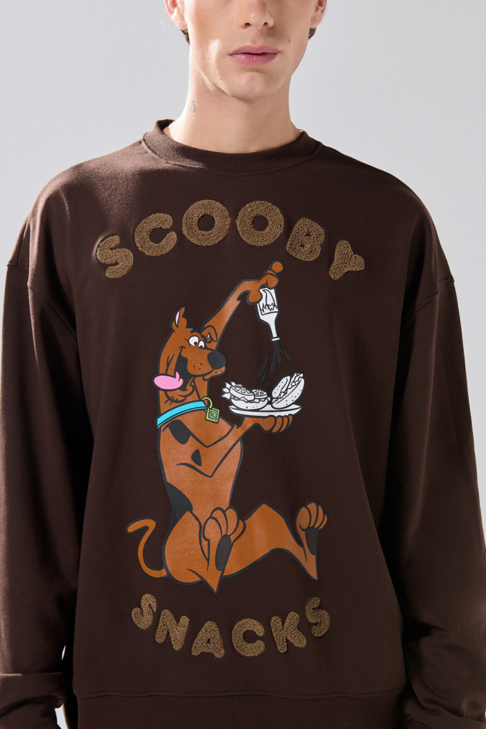 Buzo café oscuro cuello redondo oversize de Scooby-Doo