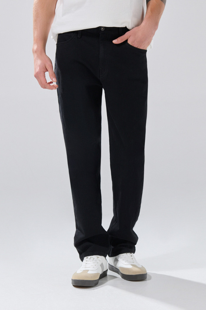 Jean straight leg infaltables negro tiro bajo con bota recta
