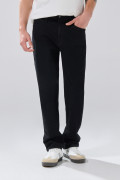 Jean straight leg infaltables negro tiro bajo con bota recta
