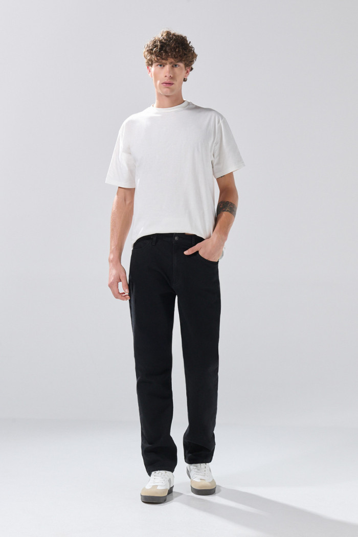 Jean straight leg infaltables negro tiro bajo con bota recta
