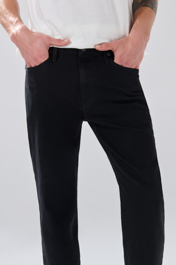 Jean straight leg infaltables negro tiro bajo con bota recta
