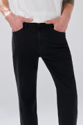 Jean straight leg infaltables negro tiro bajo con bota recta
