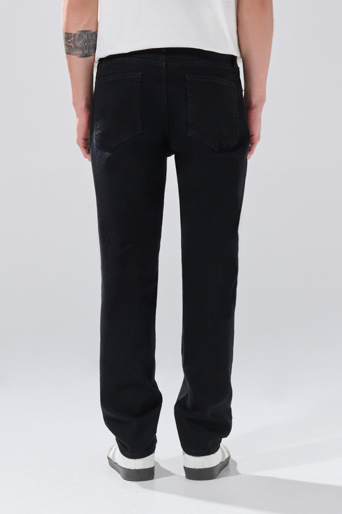 Jean straight leg infaltables negro tiro bajo con bota recta
