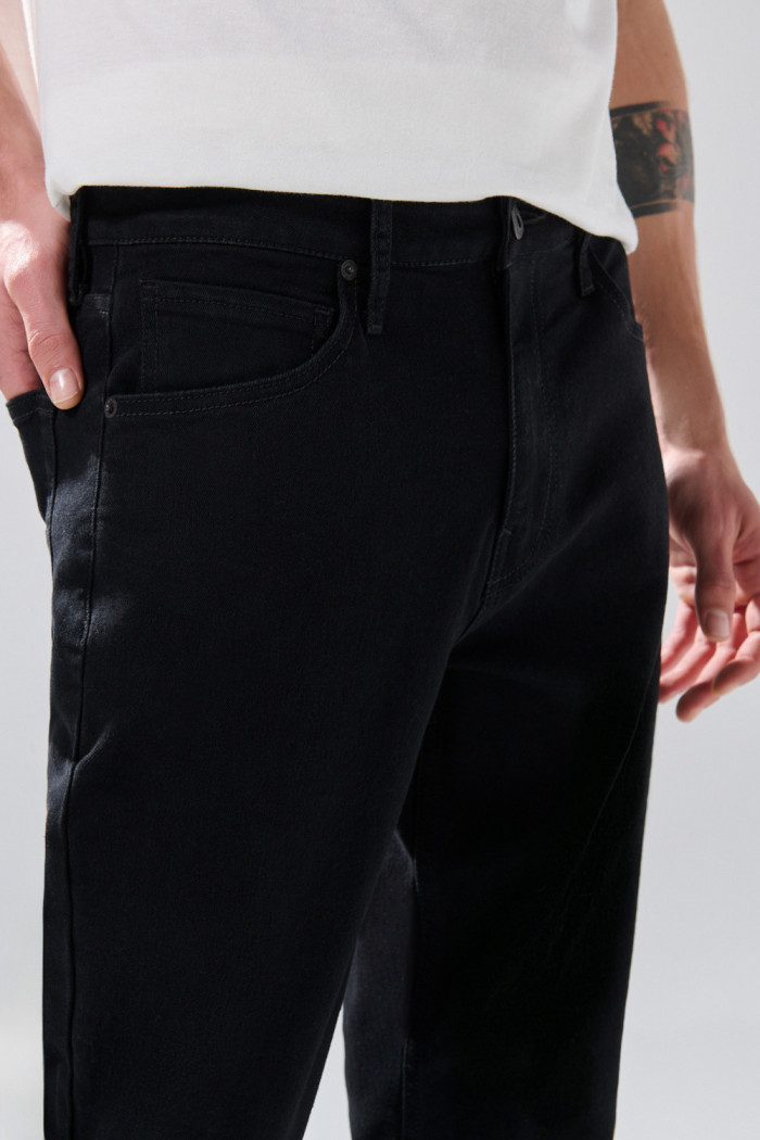 Jean straight leg infaltables negro tiro bajo con bota recta
