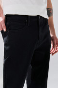 Jean straight leg infaltables negro tiro bajo con bota recta
