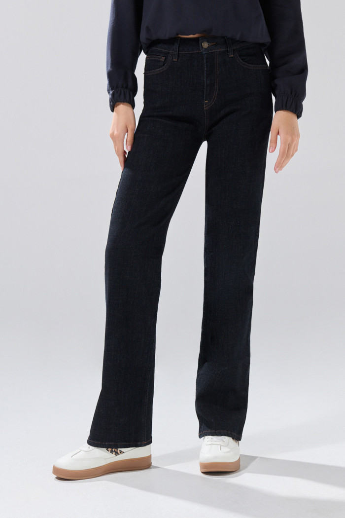 Jean azul intenso straight leg bota recta con tiro alto
