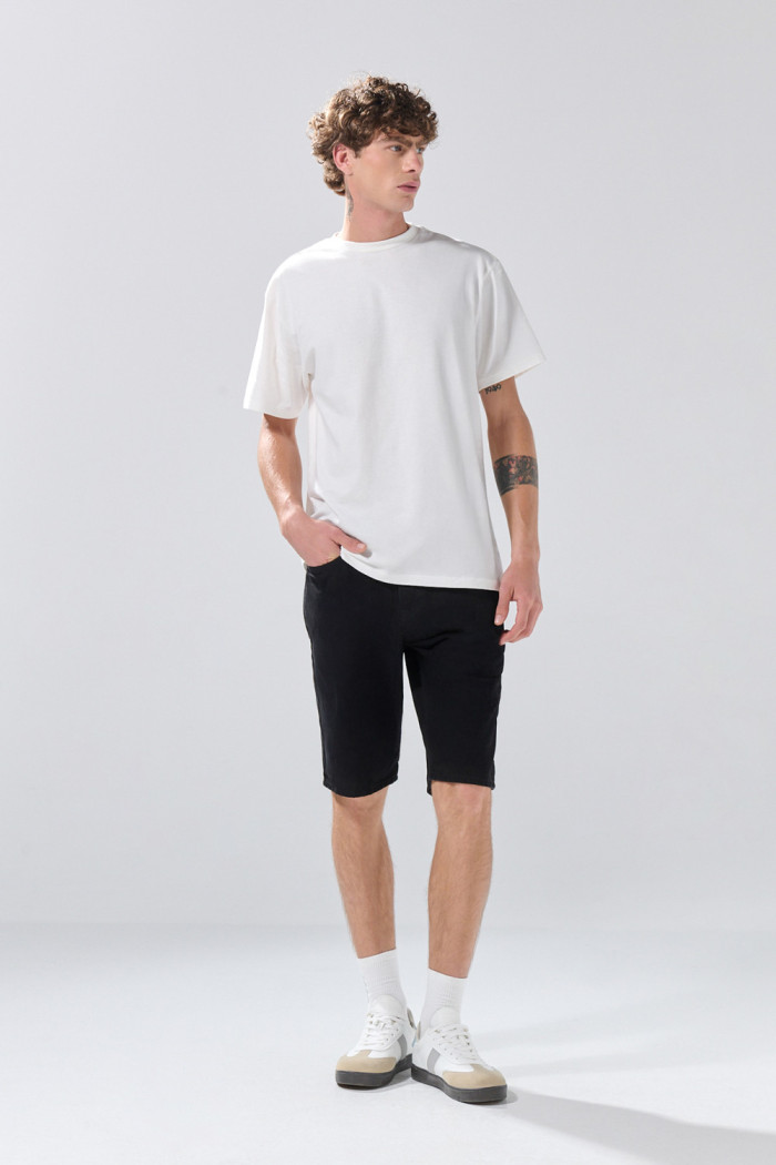 Bermuda de jean slim infaltables negra con tiro bajo
