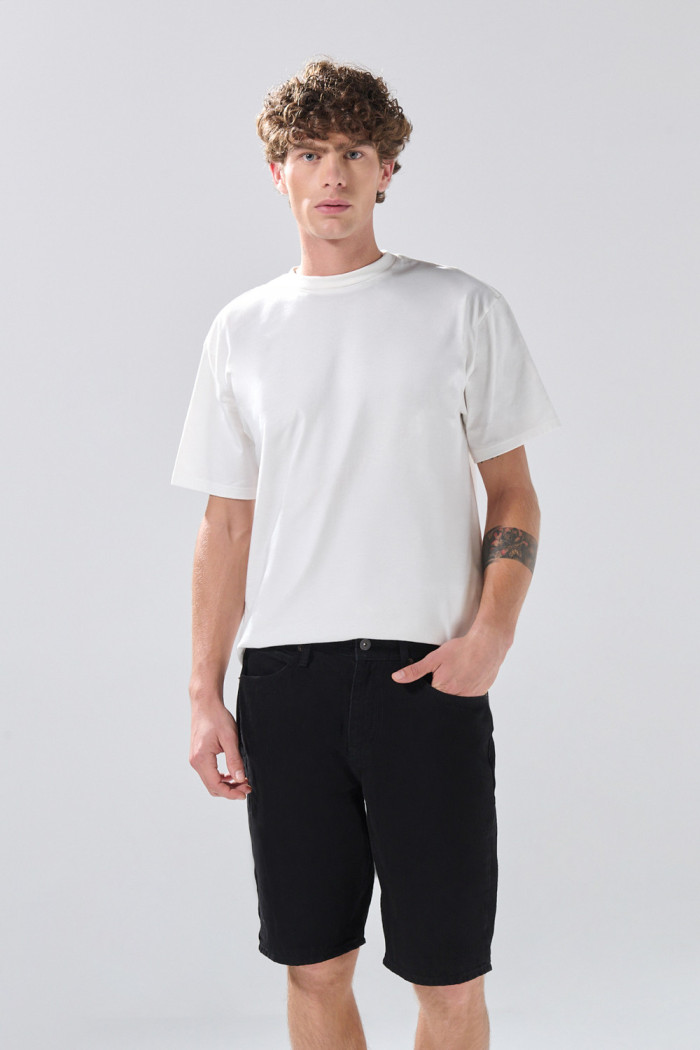 Bermuda de jean slim infaltables negra con tiro bajo

