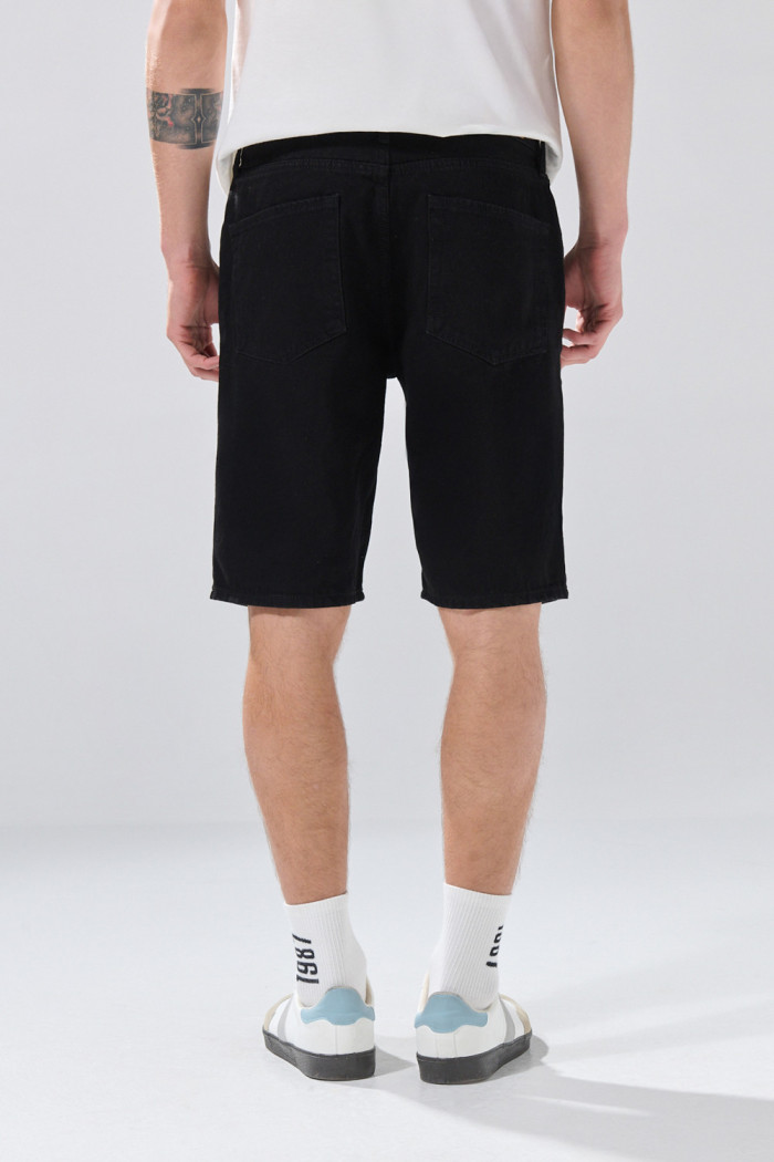 Bermuda de jean slim infaltables negra con tiro bajo
