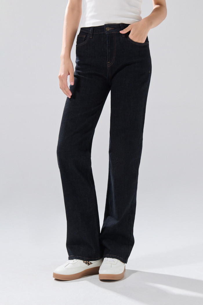 Jean straight leg infaltables bota recta azul con tiro alto
