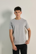 Camiseta gris ajustada con cuello redondo y manga corta