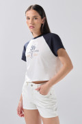 Short crema claro tiro alto de jean con cremallera
