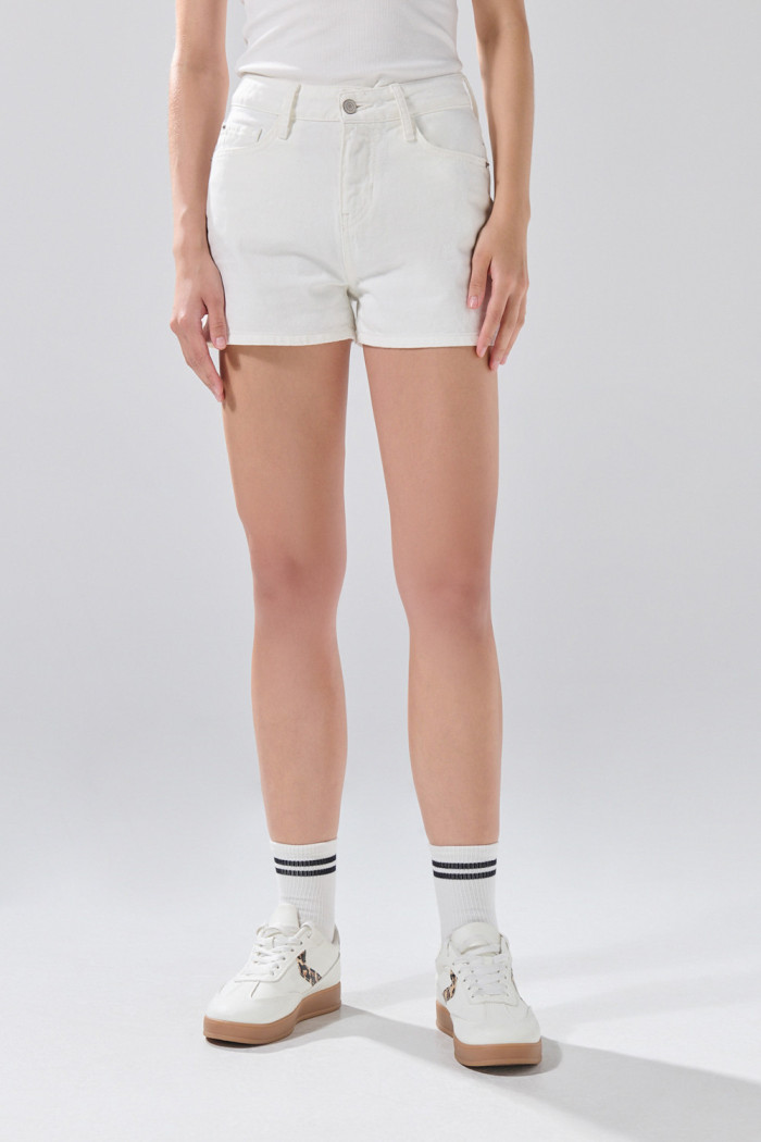 Short de jean infaltables crema con bolsillos y tiro alto

