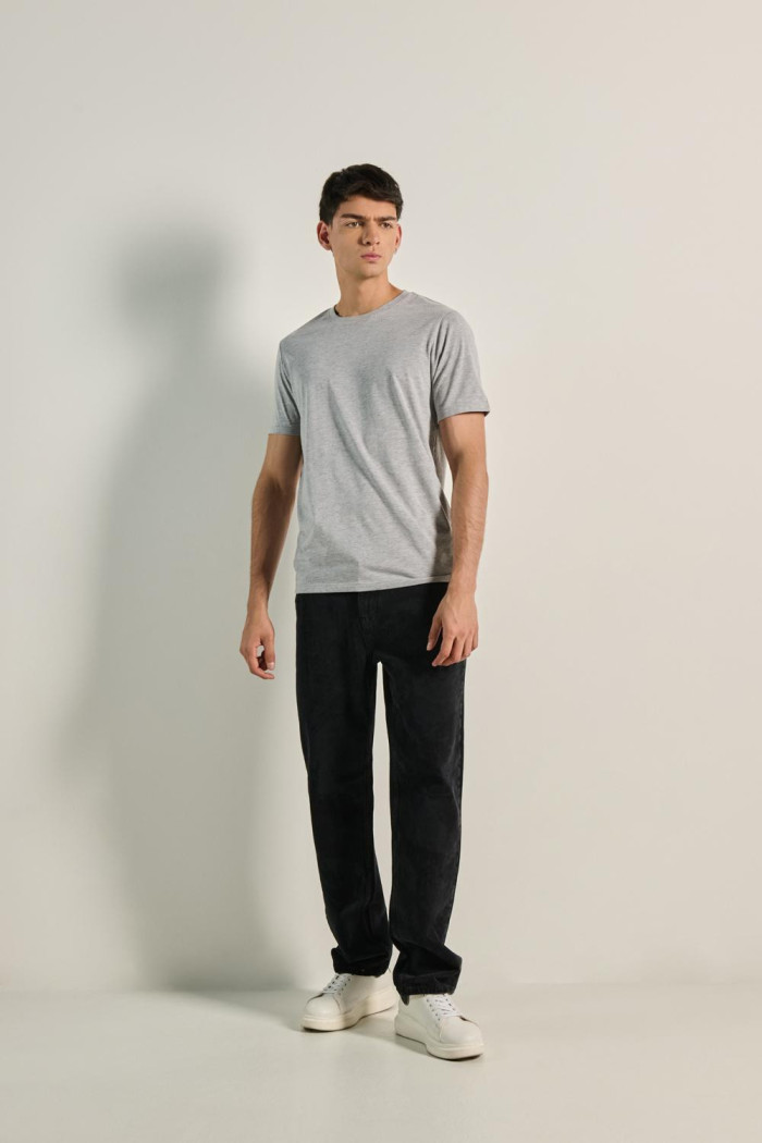 Camiseta gris ajustada con cuello redondo y manga corta