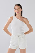 Short de jean infaltables crema con bolsillos y tiro alto
