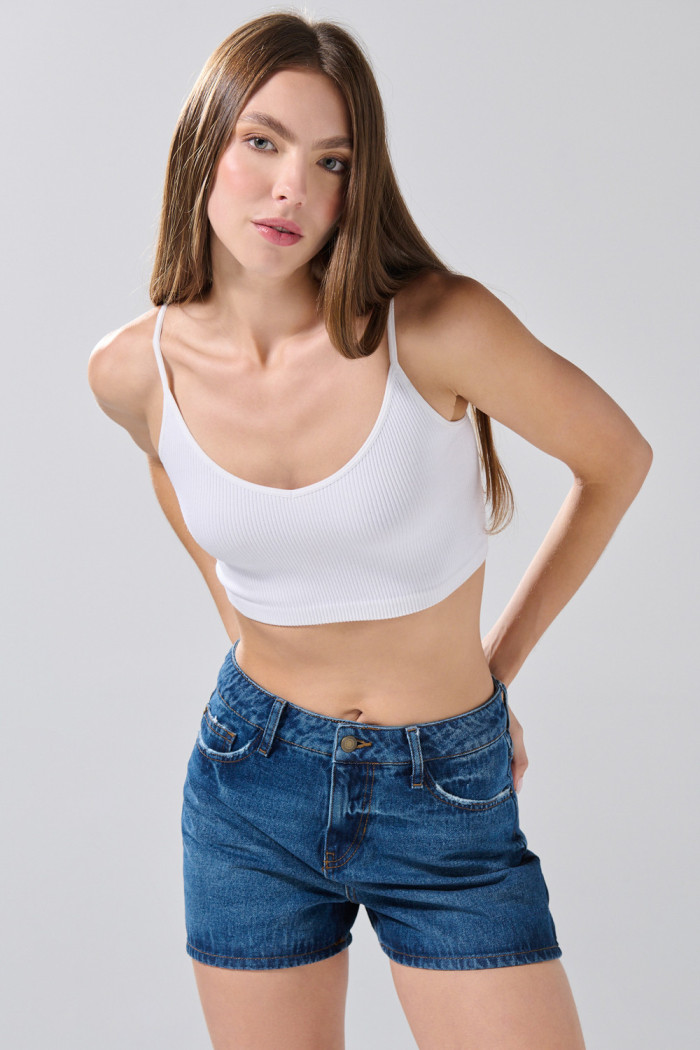Short de jean infaltables azul con costuras y tiro alto
