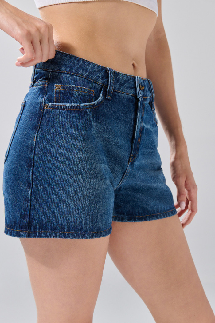 Short de jean infaltables azul con costuras y tiro alto
