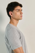 Camiseta gris ajustada con cuello redondo y manga corta