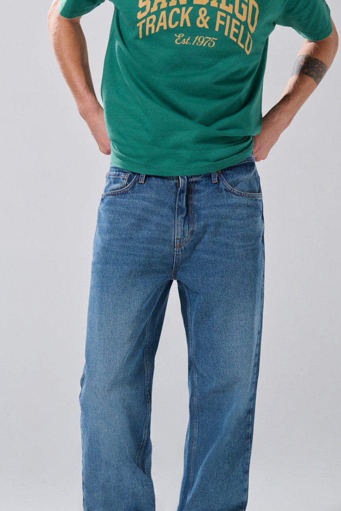 Jean baggy infaltables azul con tiro medio y bota ancha