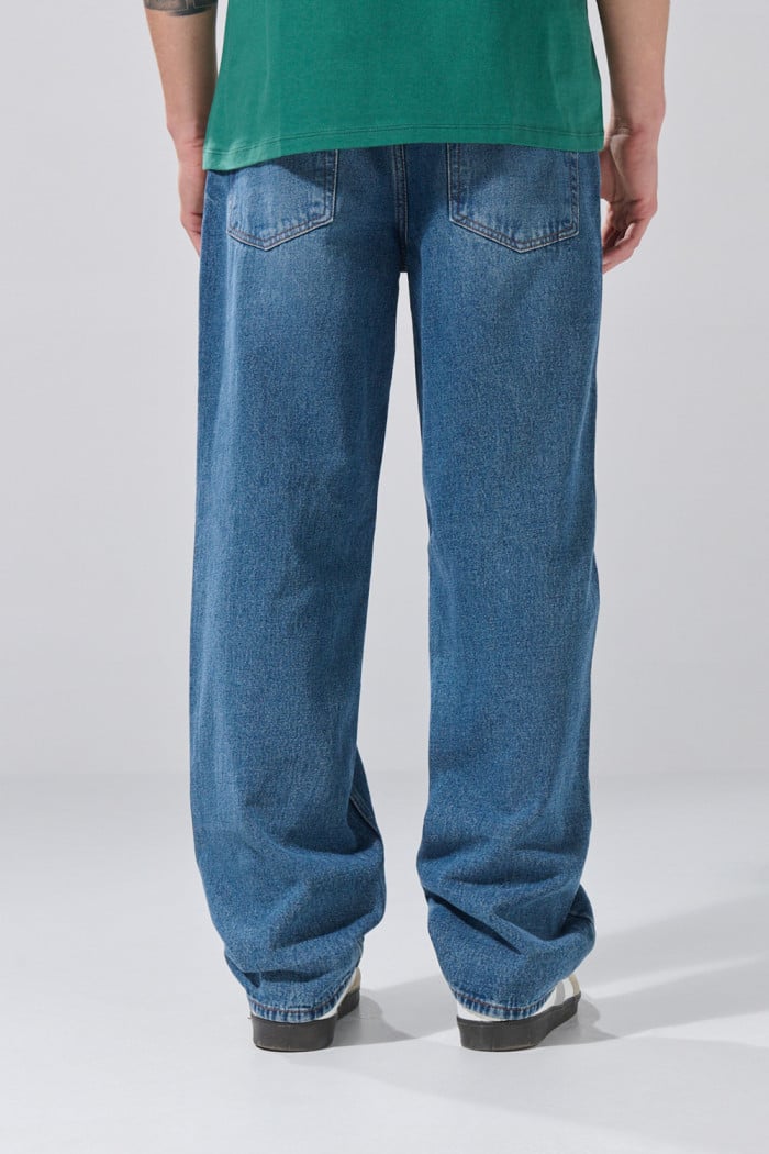 Jean baggy infaltables azul con tiro medio y bota ancha