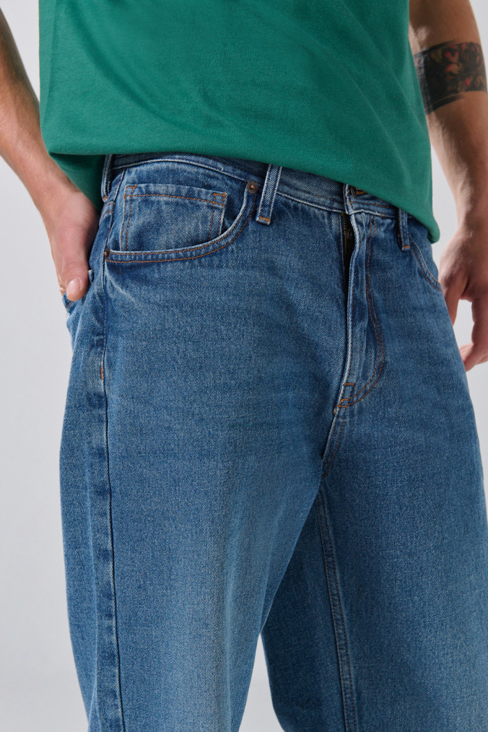 Jean baggy infaltables azul con tiro medio y bota ancha