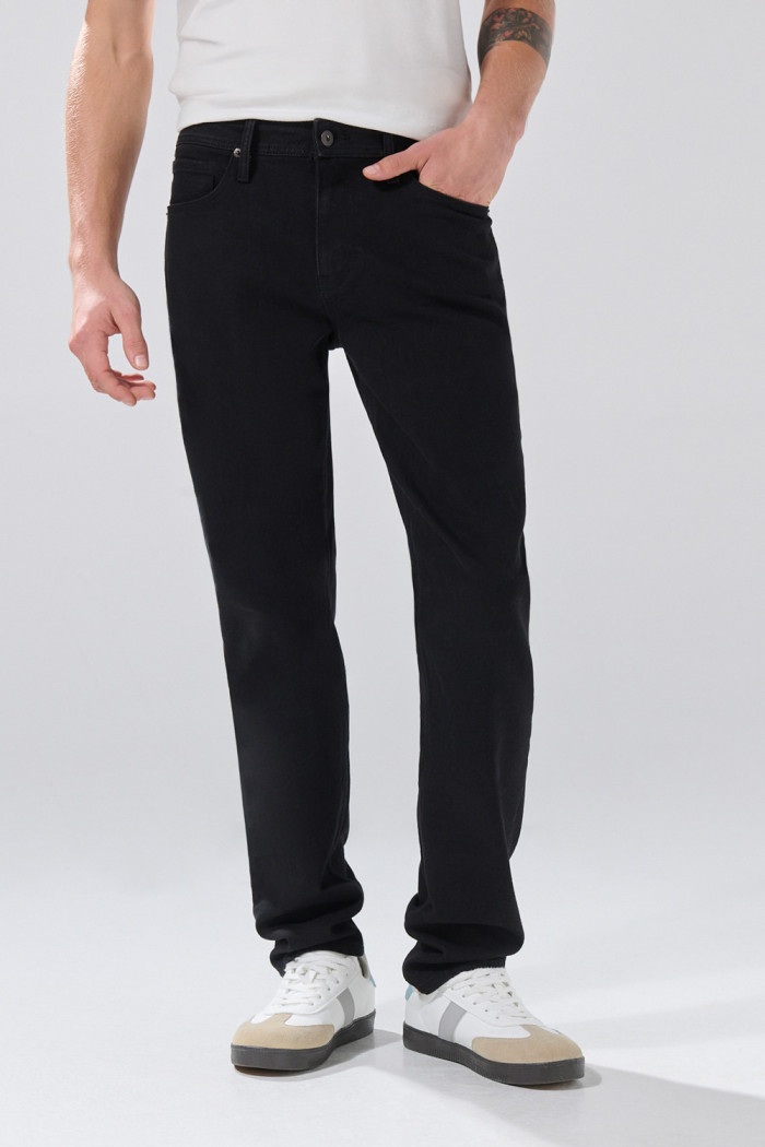 Jean negro 5 bolsillos slim con tiro bajo y cremallera
