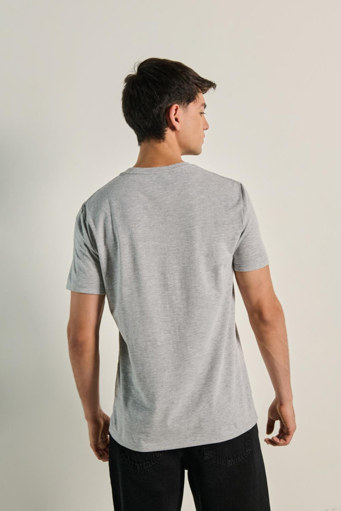 Camiseta gris ajustada con cuello redondo y manga corta
