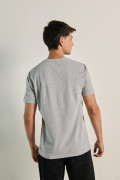 Camiseta gris ajustada con cuello redondo y manga corta
