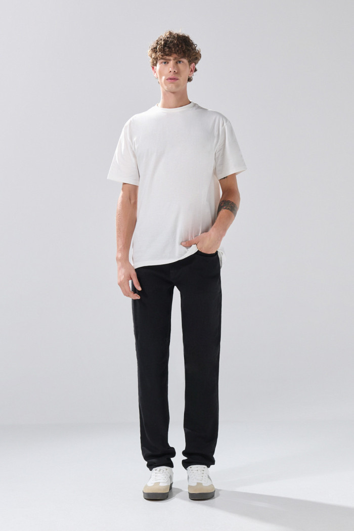 Jean negro 5 bolsillos slim con tiro bajo y cremallera

