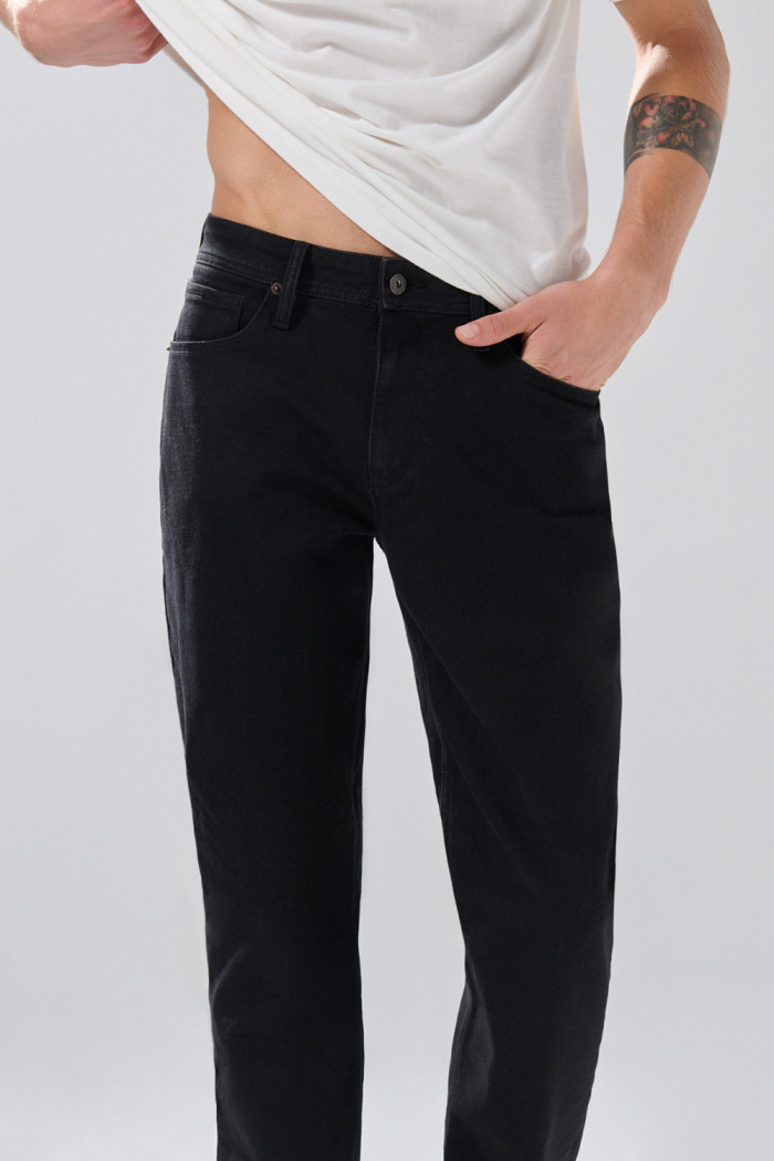 Jean negro 5 bolsillos slim con tiro bajo y cremallera
