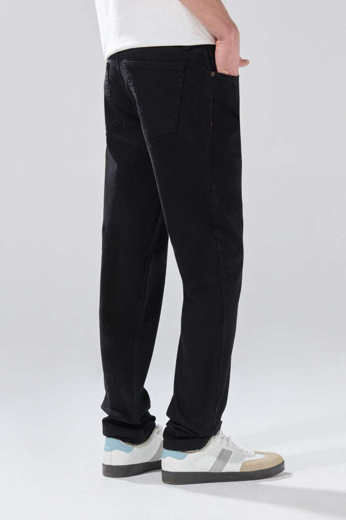 Jean negro 5 bolsillos slim con tiro bajo y cremallera
