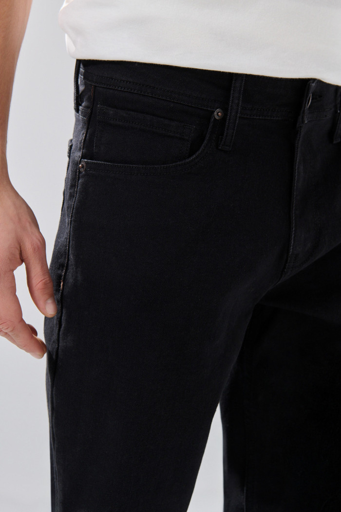 Jean negro 5 bolsillos slim con tiro bajo y cremallera
