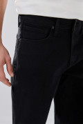 Jean negro 5 bolsillos slim con tiro bajo y cremallera
