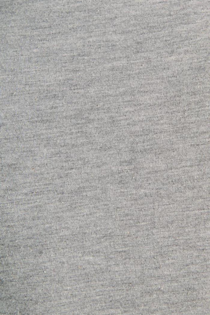 Camiseta gris ajustada con cuello redondo y manga corta