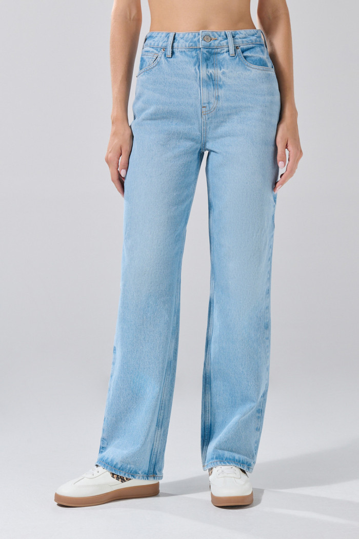 Jean tiro alto 90´S azul con desgastes ligeros y bota recta
