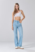 Jean tiro alto 90´S azul con desgastes ligeros y bota recta
