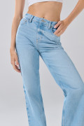 Jean tiro alto 90´S azul con desgastes ligeros y bota recta
