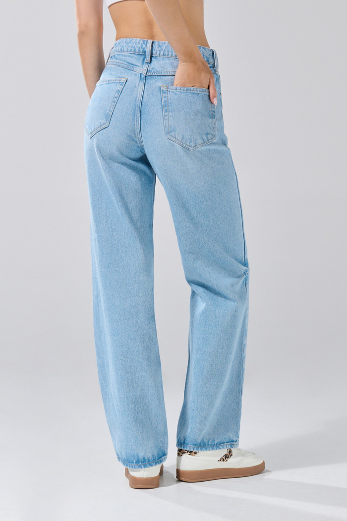 Jean tiro alto 90´S azul con desgastes ligeros y bota recta
