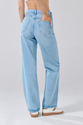 Jean tiro alto 90´S azul con desgastes ligeros y bota recta
