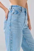 Jean tiro alto 90´S azul con desgastes ligeros y bota recta
