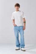 Jean baggy tiro medio azul con bota ancha y desgastes
