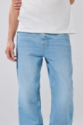 Jean baggy tiro medio azul con bota ancha y desgastes
