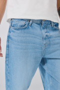 Jean baggy tiro medio azul con bota ancha y desgastes
