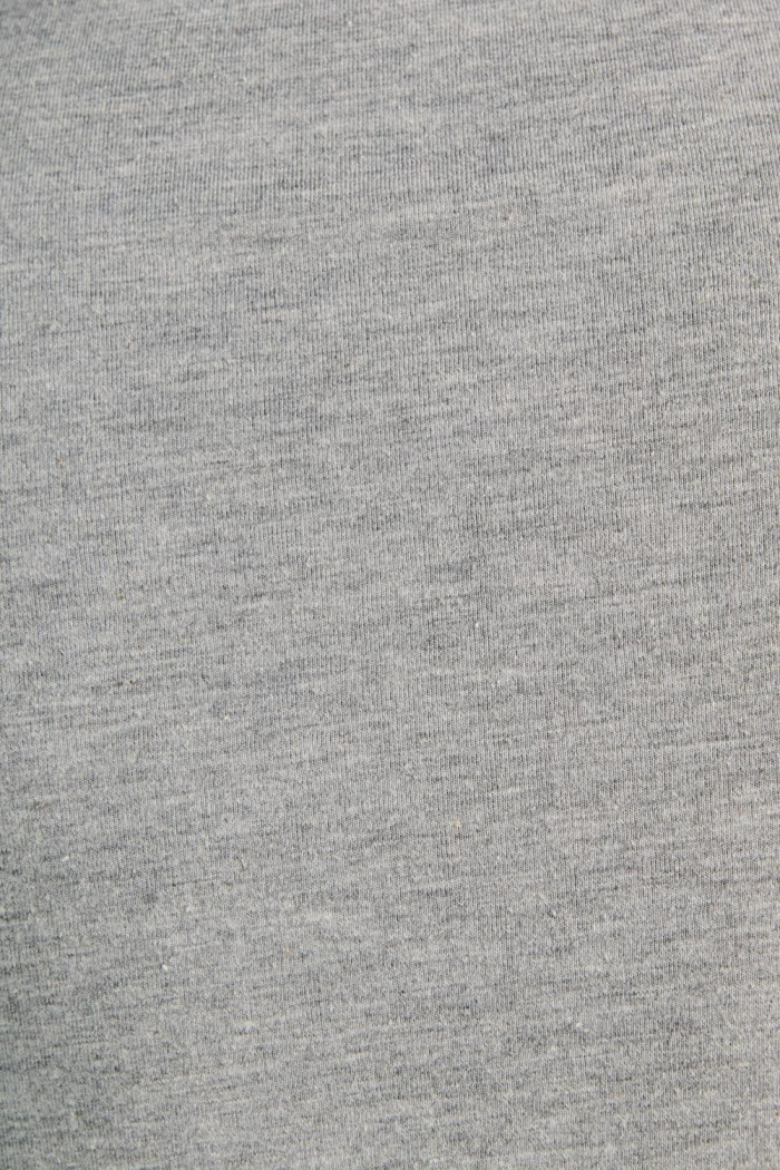 Camiseta gris ajustada con cuello redondo y manga corta