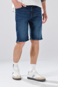 Bermuda azul de jean slim con tiro bajo y costuras visibles
