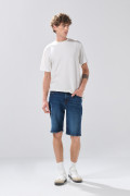 Bermuda azul de jean slim con tiro bajo y costuras visibles
