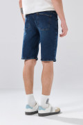 Bermuda azul de jean slim con tiro bajo y costuras visibles
