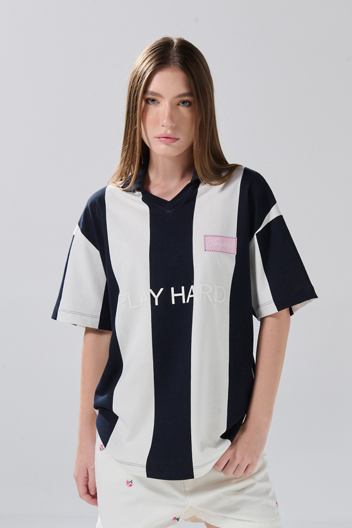 Camiseta polo oversize crema con rayas y arte college