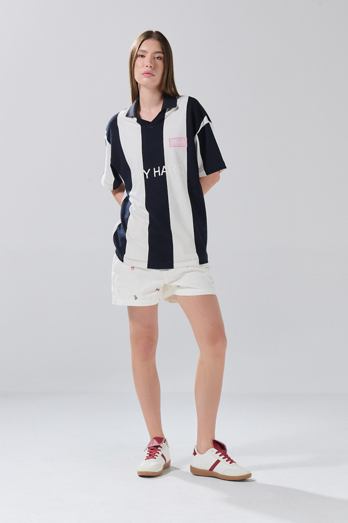 Camiseta polo oversize crema con rayas y arte college