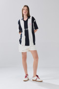 Camiseta polo oversize crema con rayas y arte college